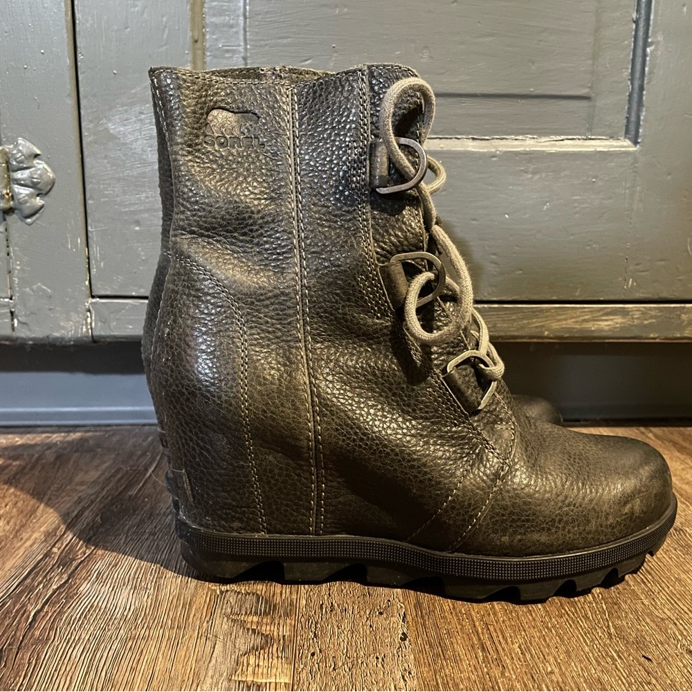 Sorel Joan of Artic Women's grey Lace Up Wedge short boots Sz 8